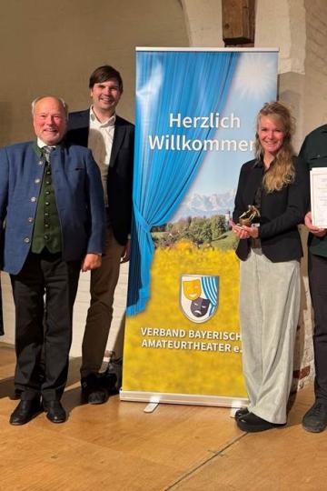 Gruppenbild unter anderen mit Sepp Käser, Präsident des Verband Bayerischer Amateurtheater (2.v.l.) und Regisseurin Marion Sewald (3.r.).