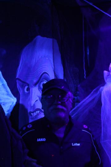 Lothar Kircher in seiner Geisterbahn.