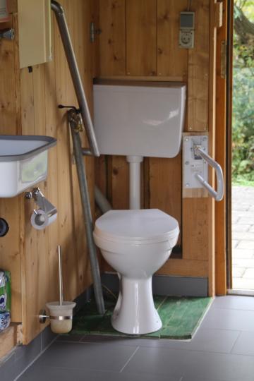 Die Toilette ist einfach, aber barrierefrei zugänglich.