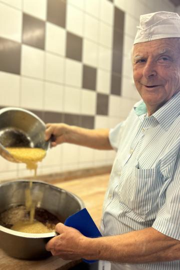 Bäckermeister Willi Weißgerber mischt die Zutaten für die Rieser Bauerntorte zusammen. 