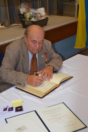 Heinrich Speer durfte sich in das Goldene Buch der Gemeinde Oberndorf eintragen.