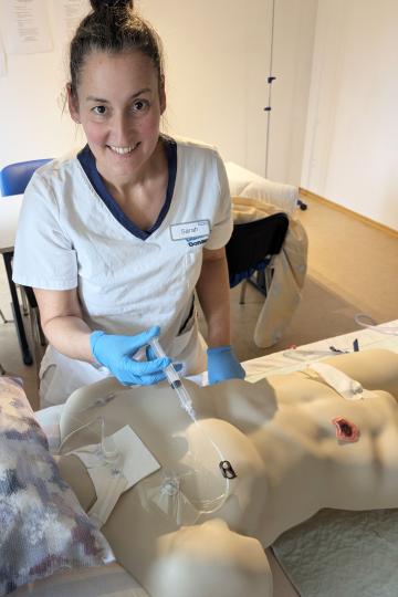 Sarah Miesbauer mit ihrer Übungspuppe „Oskar“.