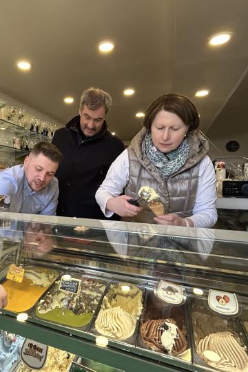 Dr. Markus Söder und Claudia Marb geben zusammen Eis aus.