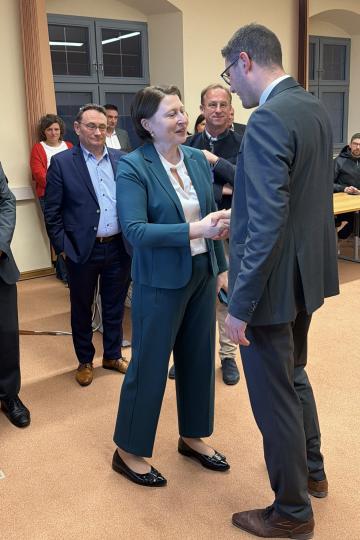 Claudia Marb gratuliert Wahlsieger Michael Dinkelmeier.