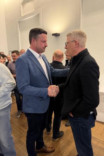 Veit Meggle (rechts) gratuliert fair nach der Wahlniederlage gegen Stephan Kreuzer (links). 