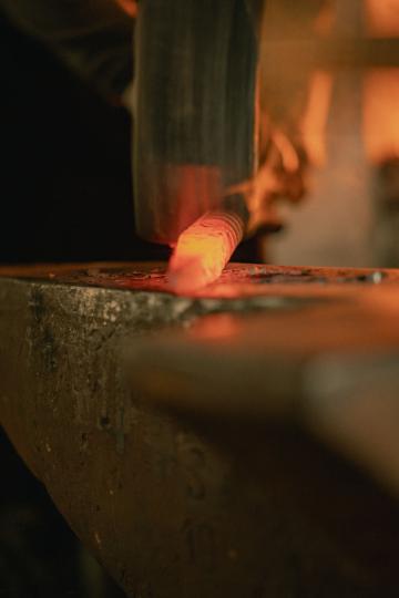 Die dreiteilige Bilderserie des Augsburgers Gregor Hanewacker zeigt „Schmiede bei der Arbeit“. Dafür bekommt er den 3. Preis beim Fotopreis 2026 des Bezirks Schwaben.