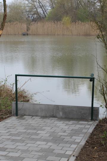 Angelplätze mit Rollschutz und Geländer wurden ebenfalls angebracht.