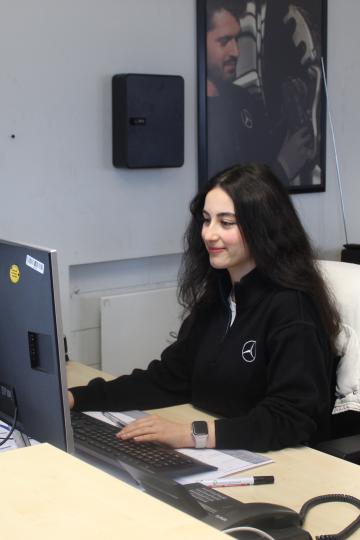 Aktuell ist Sidra Mourad im zweiten Ausbildungsjahr zur Kauffrau für Büromanagement.
