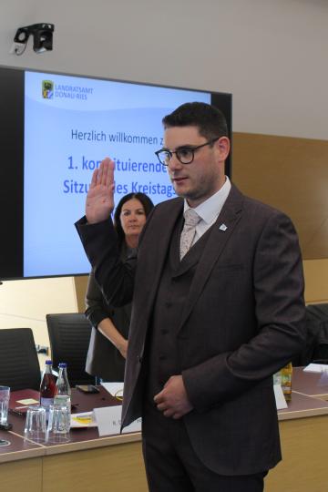 Michael Dinkelmeier wird als neuer Landrat vereidigt.