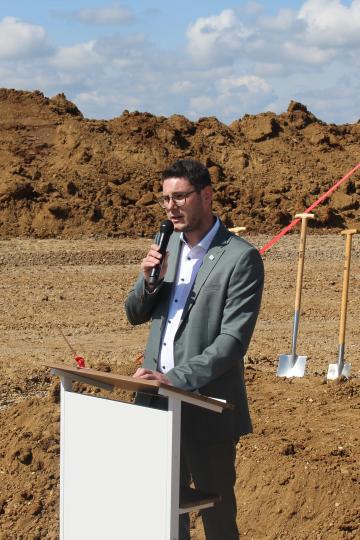 Für Michael Dinkelmeier war es der erste Spatenstich nach seiner Wahl zum neuen Landrat.