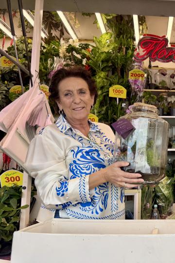 Ulrike Röhrig mit Blumen von Ihrer Blumenverlosung