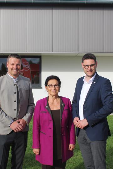 V.l.n.r.: Mertingens Bürgermeister Stephan Kreuzer, Verwaltungsratsvorsitzende Christine Weber, Landrat Michael Dinkelmeier