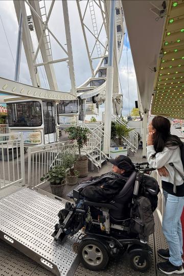Matthias Küffner und Regina Schiele auf dem Weg ins Riesenrad.