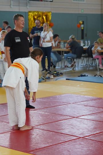 Jule Hurler (l.) und Lina Lettenmeier (r.) verbeugen sich zu Beginn des Kampfes