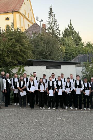 Stolz präsentieren die jungen Zimmerinnen und Zimmer zusammen mit den Ehrengästen ihre Gesellenbriefe. 