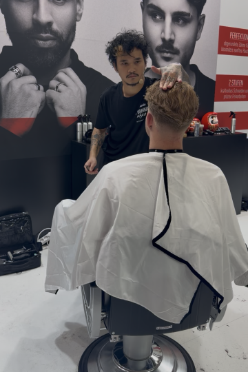Auf der Düsseldorfer Friseurmesse Top Hair stand Krissapong Thida erstmals auf der Bühne.