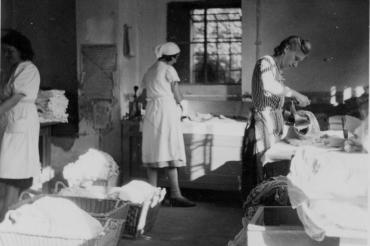 1956-beim-buegeln-1200x1183