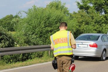 Das Bild zeigt einen Polizeibeamten im EInsatz.
