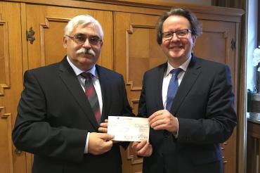 Spendenübergabe an OB Armin Neudert
