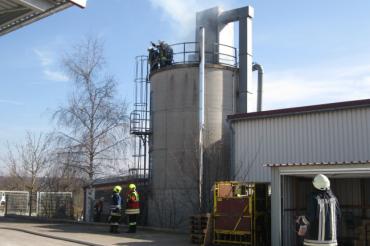 100 Feuerwehrkräfte löschen Brand in Schreinereibetrieb 1