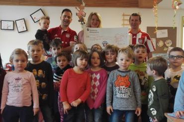 Bayern Bomber spenden für Kath. Kinderhaus St.Ulrich