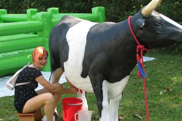 Bei „Bauer sucht Frau“ beginnt das Volksfest diesmal gleich im Hof!