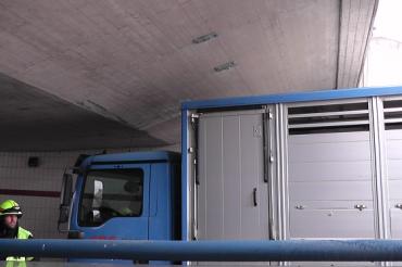 LKW bleibt in Bahnunterführung stecken