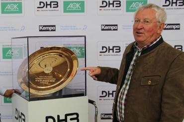 BHV Präsident Gerd Tschochohei mit der EM Schale