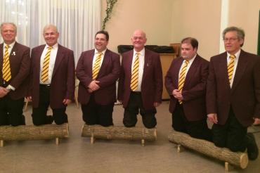 Bild 1 Holzscheitknien