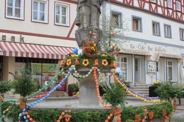 Stadt Oettingen_Osterbrunnen Marktplatz 2017@Bettina Schramm