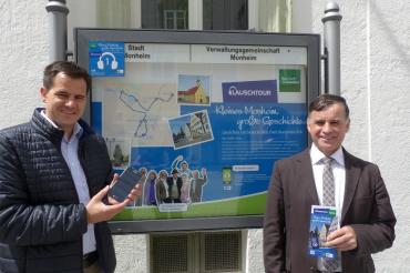 StadtAktviManager Peter Ferber und Bürgermeister Günther Pfefferer vor der Starttafel der neuen Lauschtour