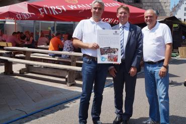 Kiwanis fly and help Landrat Simon Kapfer (1) (002)