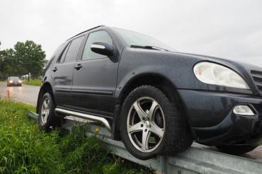 PKW fährt auf Leitplanke auf