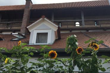 Direkt an die Stadtmauer gebaute Kasarme