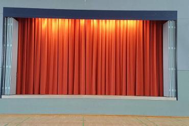 5061976_neuer-buehnenvorhang-stadthalle