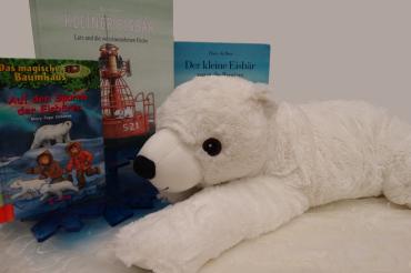 Das Bild zeigt einen Eisbären und Bücher. 