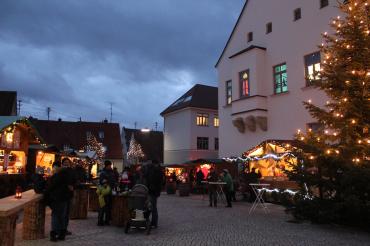 Weihnachtliche Stimmung auf der Rainer Schlossweihnacht. 