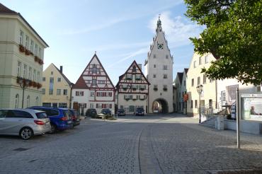 Das Bild zeigt das Stadttor in Monheim. 