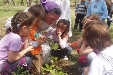 Das Bild zeigt Schwester Christina Färber mit Kindern aus Albanien. 
