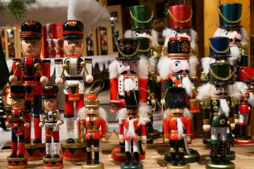 Das Bild zeigt Nussknacker auf einem Weihnachtsmarkt. 