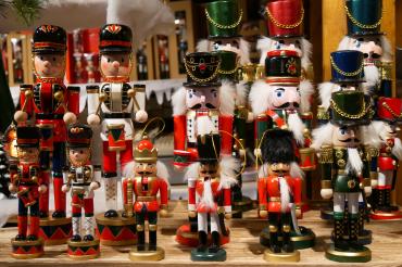 Das Bild zeigt Nussknacker auf einem Weihnachtsmarkt. 