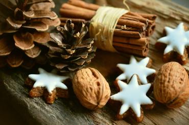 Das Bild zeigt typisch weihnachtliche Dinge. 