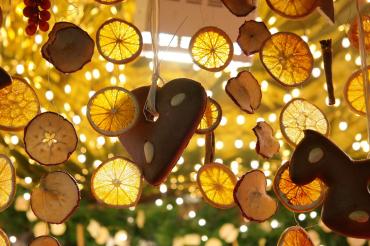 Auf diesem Bild sieht man getrocknete Zitronenscheiben auf einem Weihnachtsmarkt.