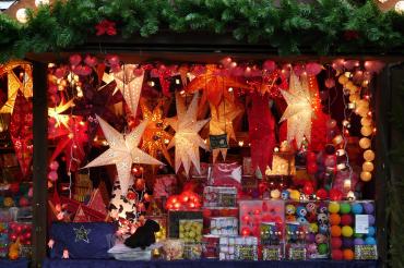 Das Bild zeigt einen Stand auf dem Weihnachtsmarkt.