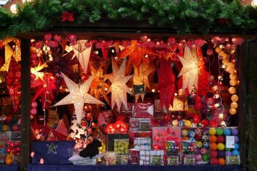 Das Bild zeigt einen Stand am Weihnachtsmarkt.