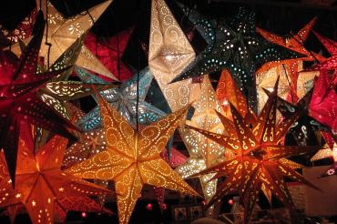 Das Bild zeigt einen Stand auf einem Weihnachtsmarkt. 