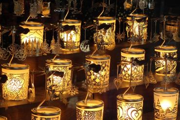 Auf dem Bild sieht man Teelichter auf einem Weihnachtsmarkt.