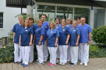 Mitarbeiter des Schlaflabors vor der Donau-Ries Klinik in Oettingen