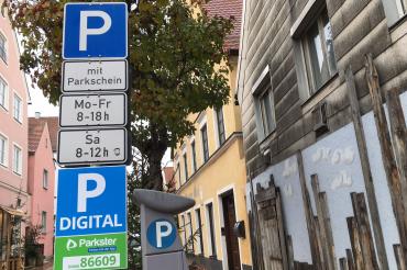 Parkscheinautomat mit dem Schild "P Digital" in Donauwörth 