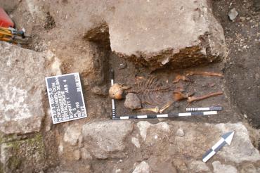 Das Bild zeigt eine Wiedergänger Bestattung. 